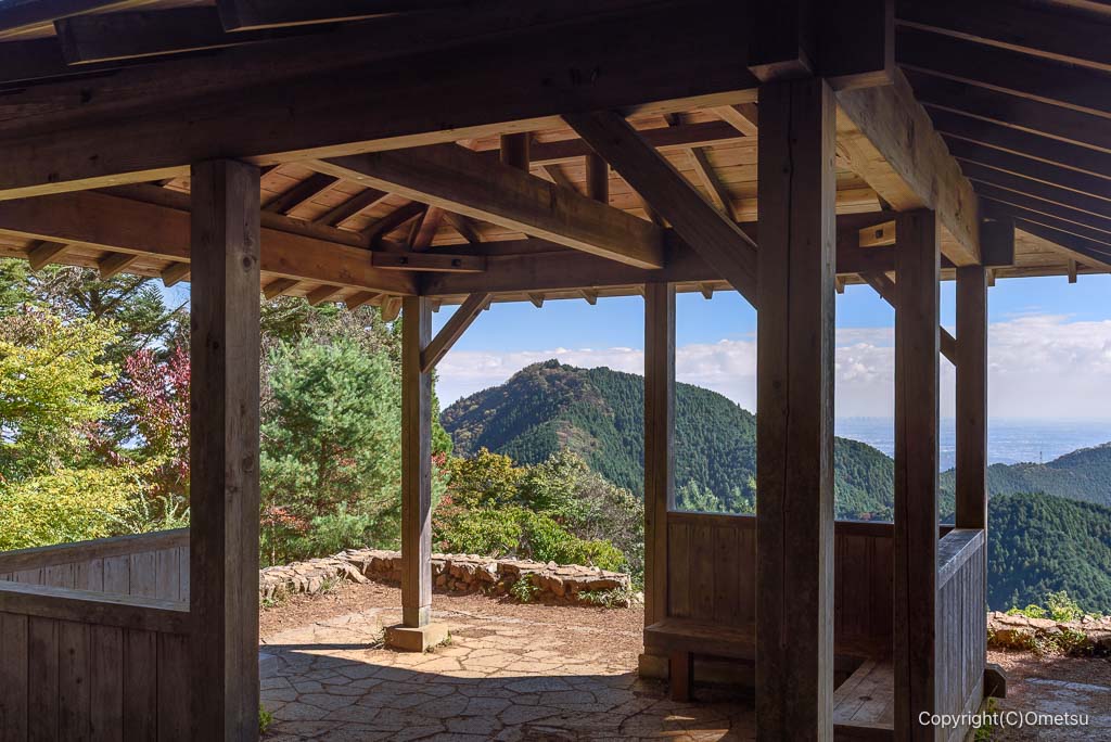 青梅市・御岳山の、長尾平・東屋と日の出山