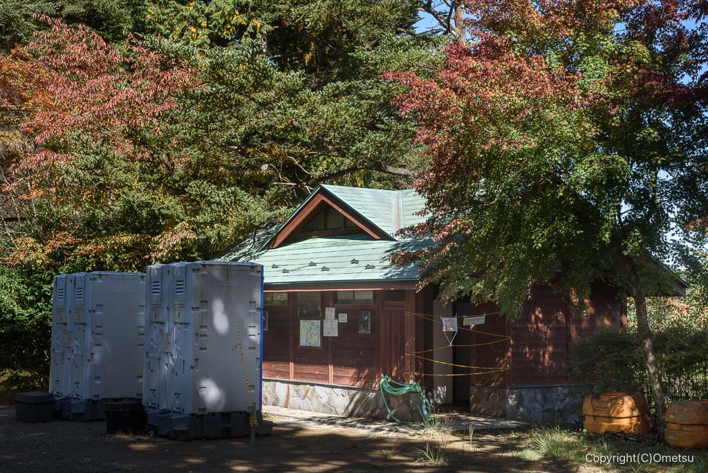 青梅市・御岳山の、改修中の、長尾平トイレ