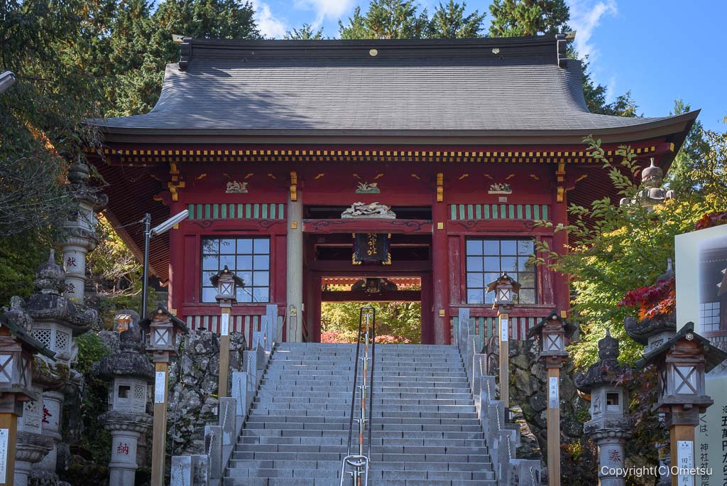 青梅市・武蔵御嶽神社、随神門