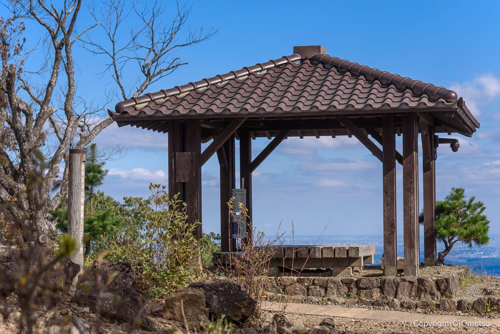 日の出山・山頂の東屋