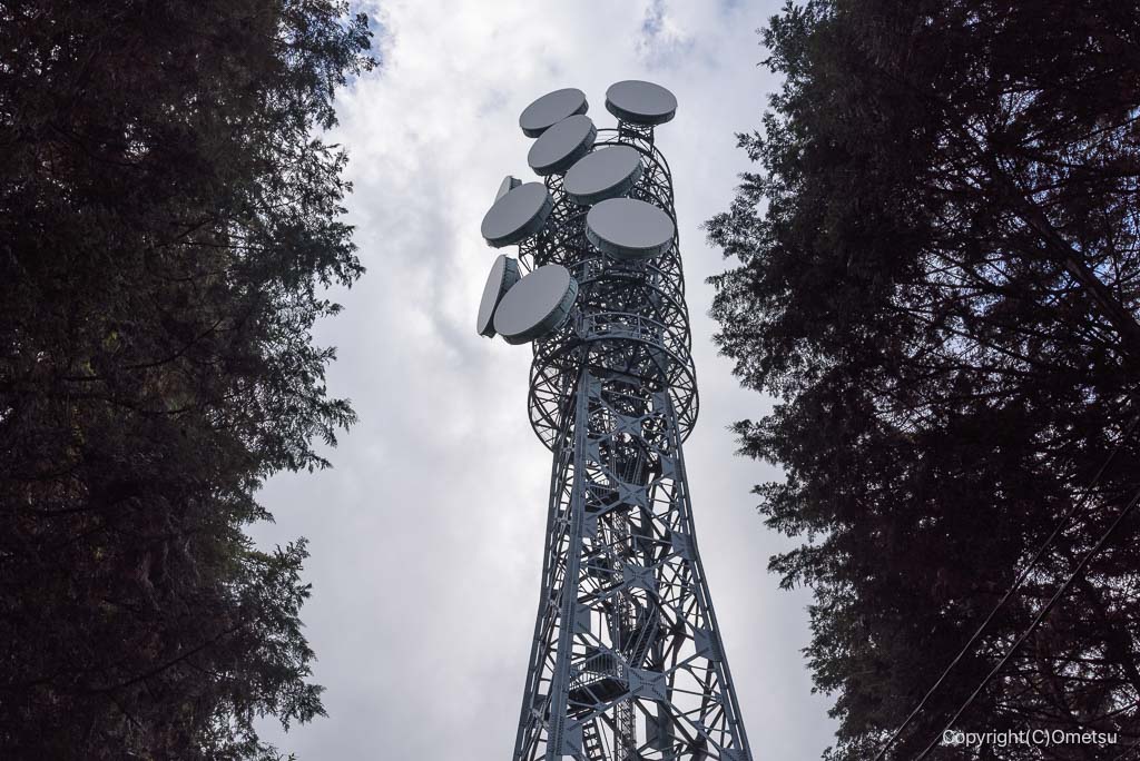 青梅・梅ノ木峠の、電波塔