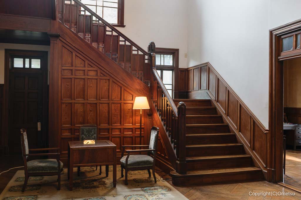 入間市・旧石川久美製糸西洋館、エントランスの階段