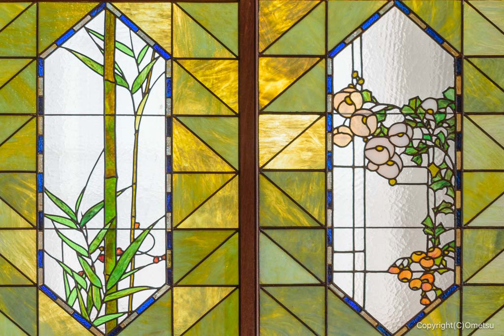 入間市・旧石川久美製糸西洋館2階・大広間のステンドグラスの文様