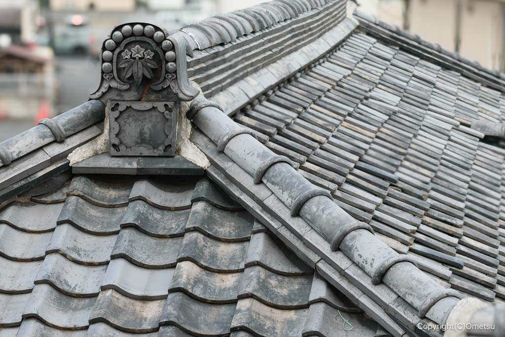 入間市・旧石川久美製糸西洋館の、瓦と家紋