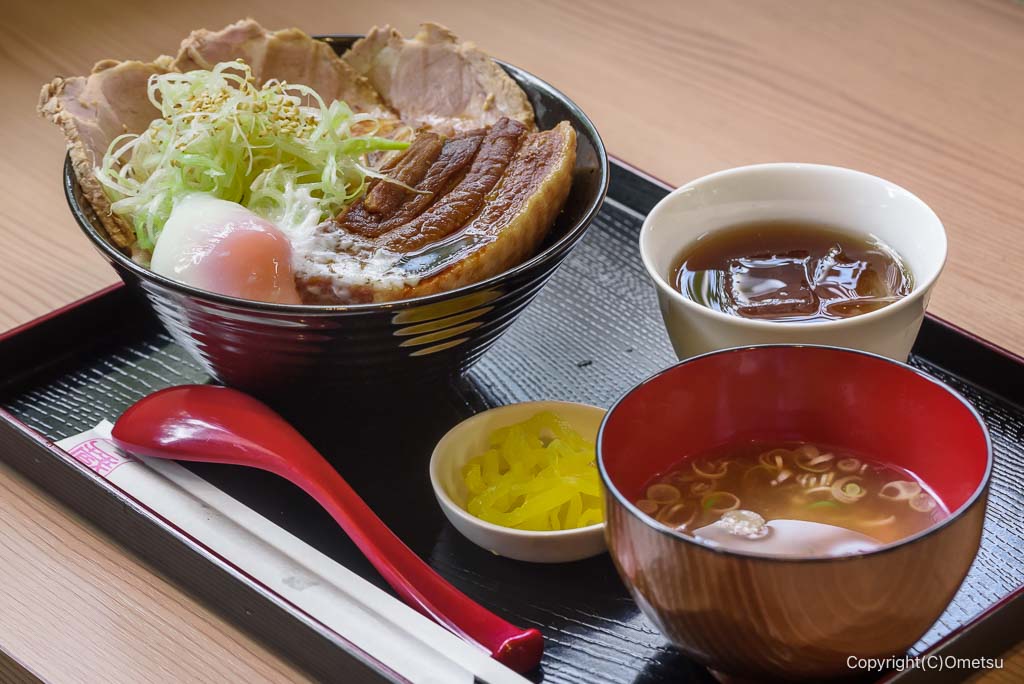福生の居酒屋「さ蔵」の、「ねぎチャーシューと角煮のわんぱく丼」