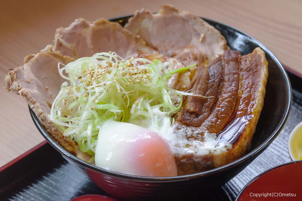 福生の居酒屋「さ蔵」の、「ねぎチャーシューと角煮のわんぱく丼」