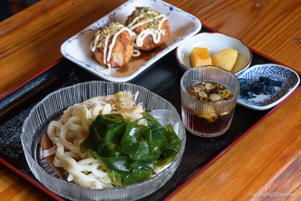 あきる野市・お休み処 松葉の、うどん・たこ焼きコロッケ