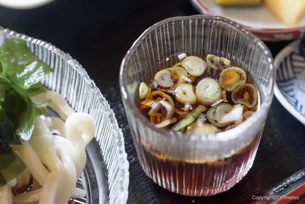 あきる野市・お休み処 松葉の、うどんのつけ汁