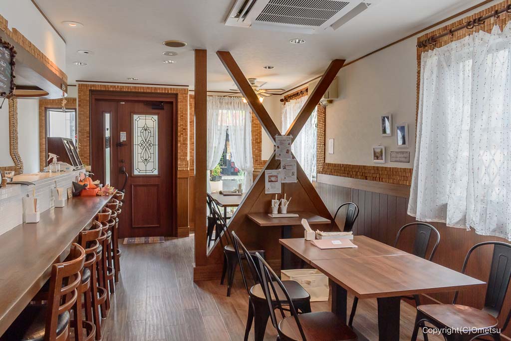 青梅市・新町の、糀cafe itoyaの店内