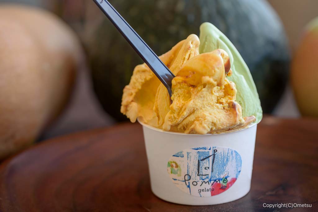 羽村・ポムジェラートのキャラメルパンプキンと、宇治抹茶のジェラート
