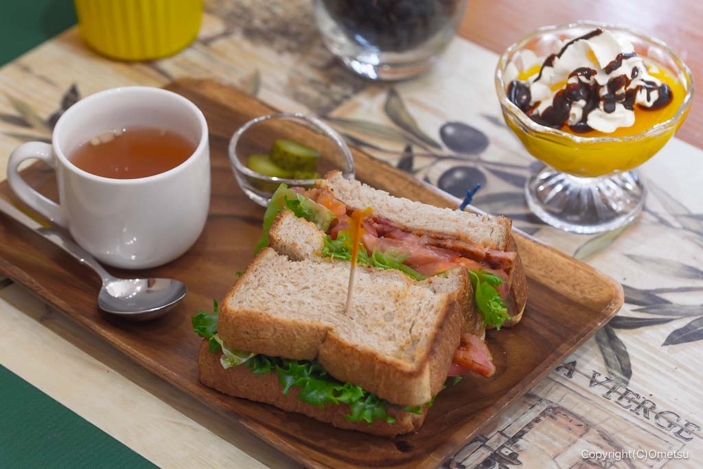 東京都・日の出町・おはなcafe211の、BLTサンドと、オランジュゼリー