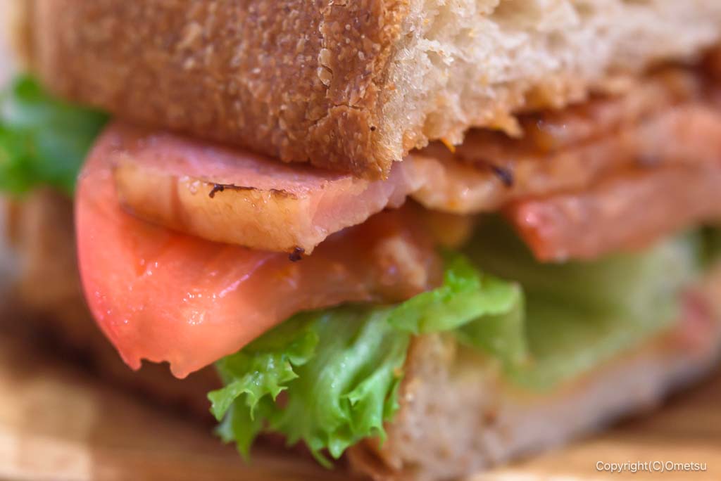 東京都・日の出町・おはなcafe211の、BLTサンドのベーコンとトマト
