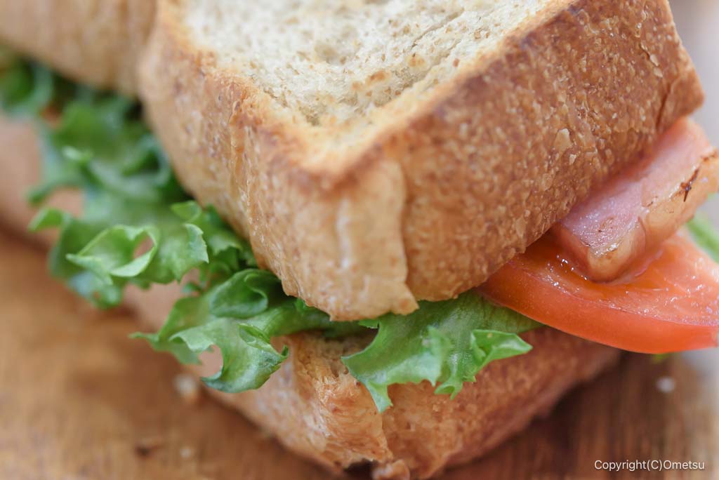 東京都・日の出町・おはなcafe211の、BLTサンドの、パン