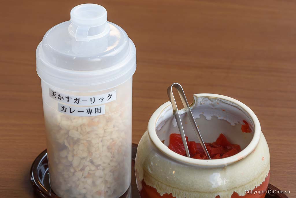 日乃屋食堂 瑞穂町店の、天かすガーリックと福神漬け