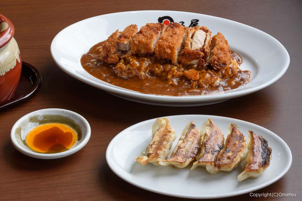 日乃屋食堂 瑞穂町店の、プレミアムカツカレーと、肉軟骨餃子