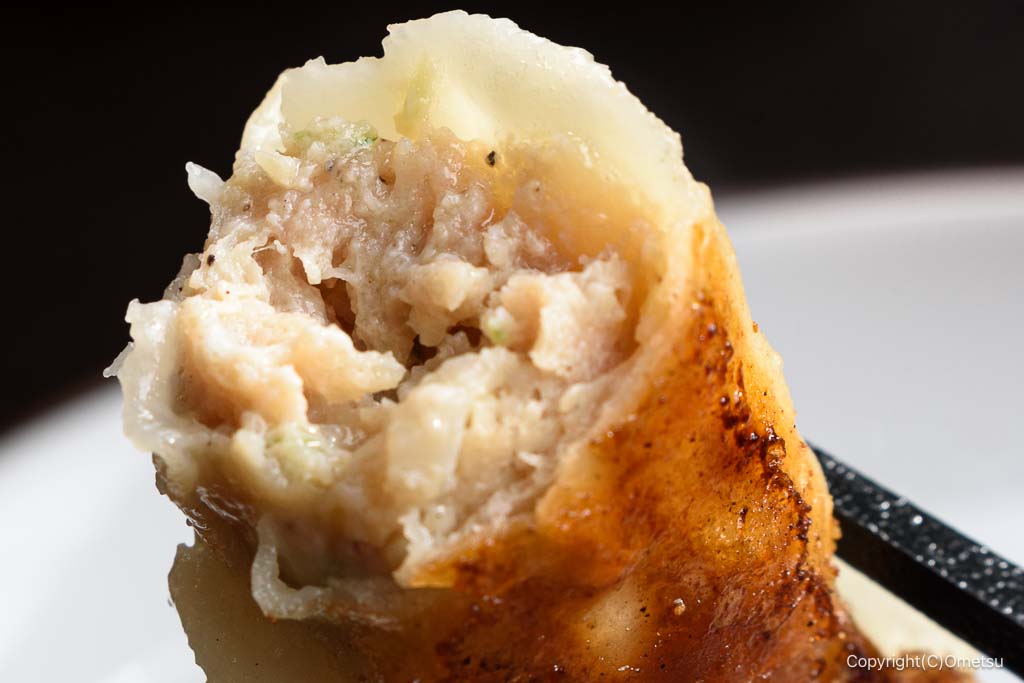 日乃屋食堂 瑞穂町店の、肉軟骨餃子の餡