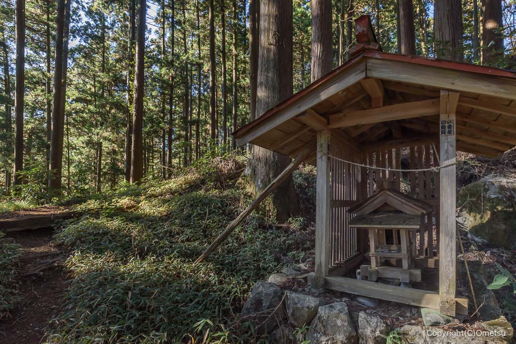 馬頭刈尾根・高明神社跡の祠