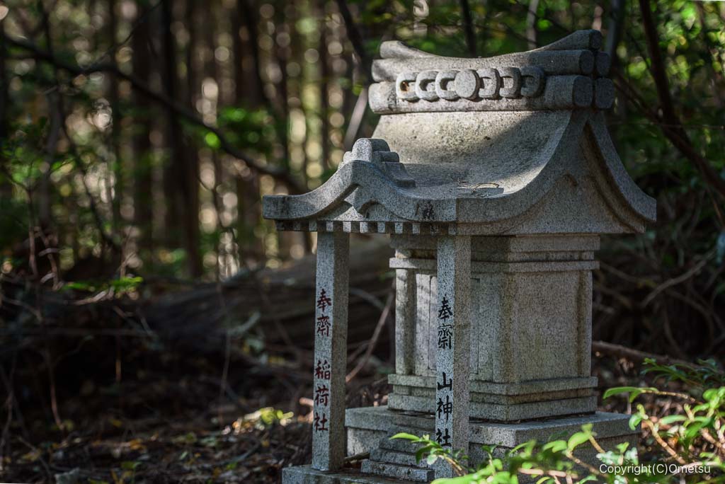 馬頭刈尾根・高明神社跡の参道の祠