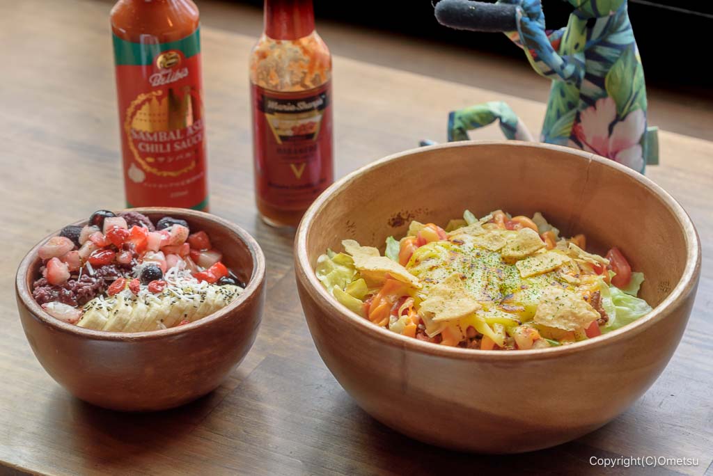 福生・ブルーオーシャンズ プレートの、アサイーボウルと、タコライス