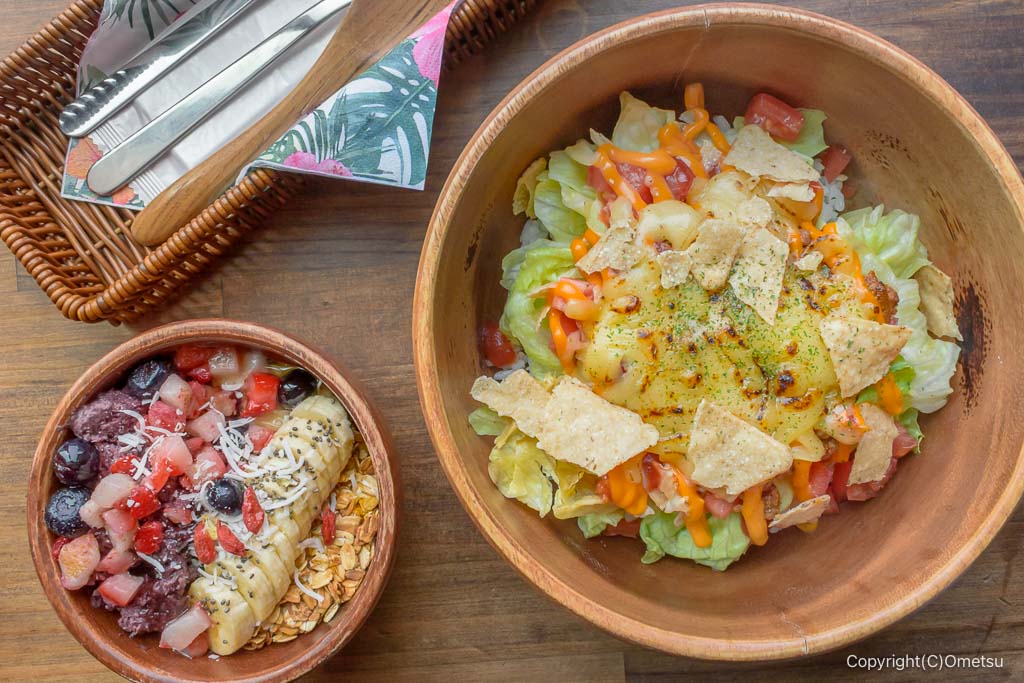 福生・ブルーオーシャンズ プレートの、アサイーボウルと、タコライス