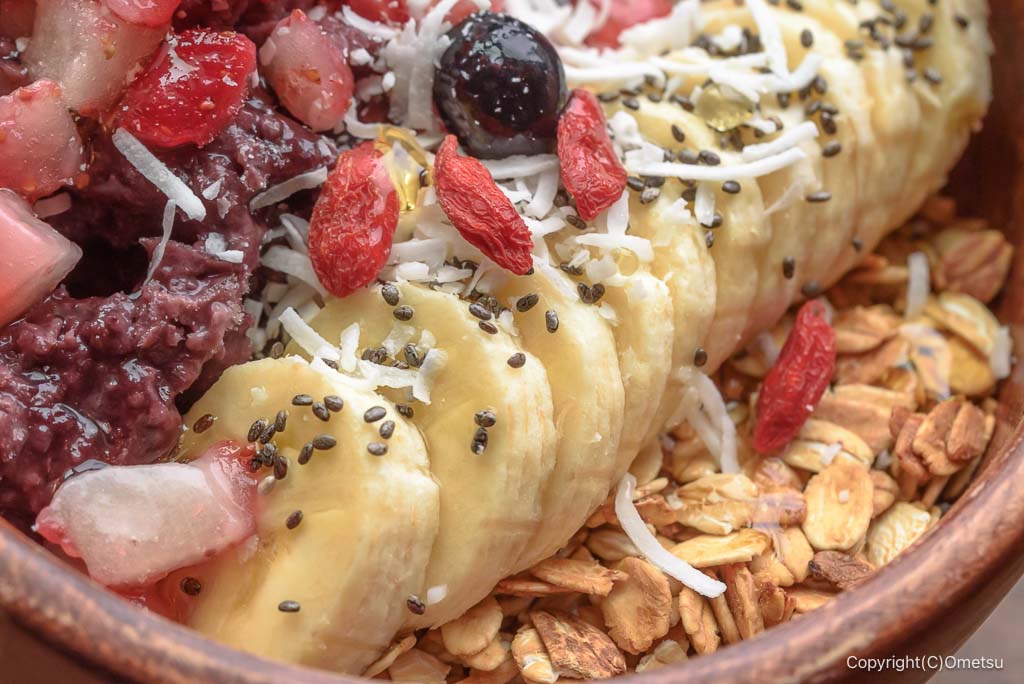 福生・ブルーオーシャンズ プレートの、アサイーボウルのバナナ