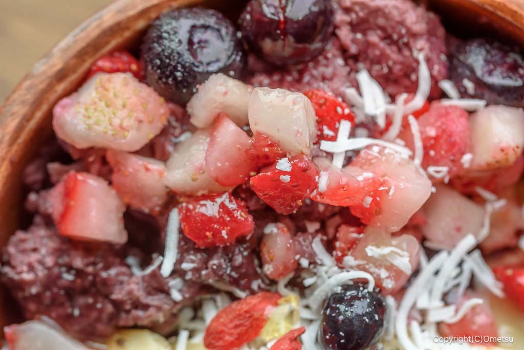 福生・ブルーオーシャンズ プレートのミックスベリーのアサイーボウル