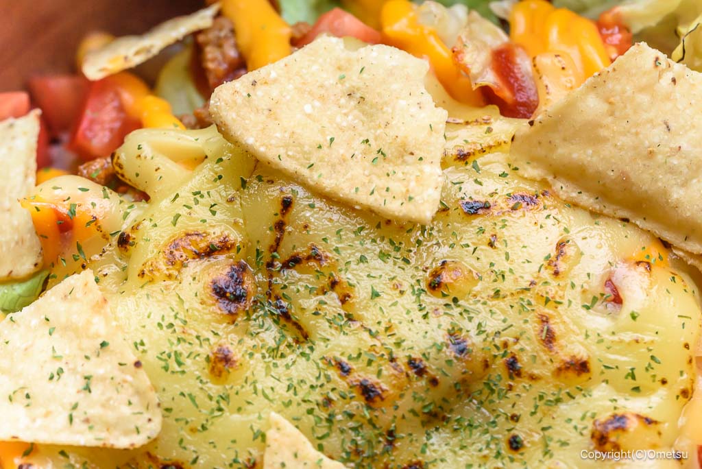 福生・ブルーオーシャンズ プレートの、タコライスのトルティーヤとチーズ