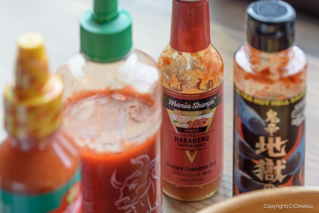 福生・ブルーオーシャンズ プレートの、辛み調味料