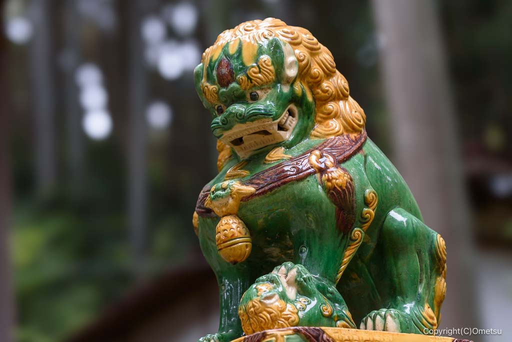 奥多摩・将門神社の、陶器の狛犬