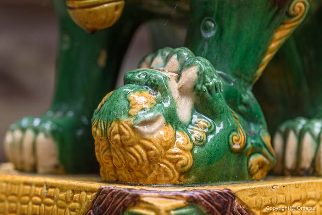 奥多摩・将門神社の、陶器の子持ち狛犬