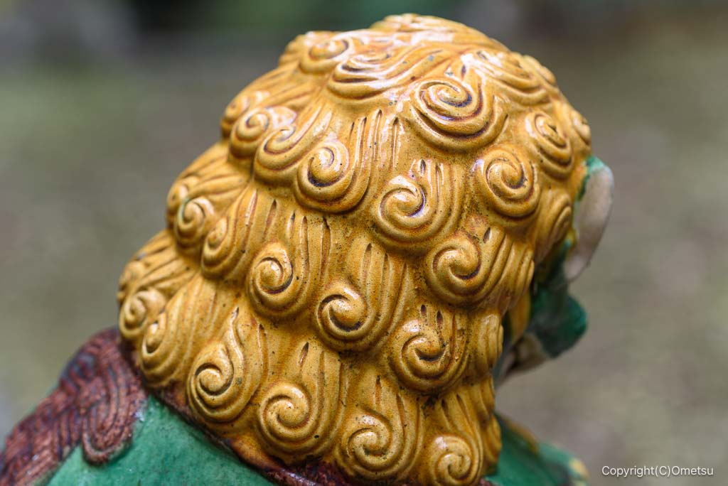 奥多摩・将門神社の、陶器の狛犬の髪