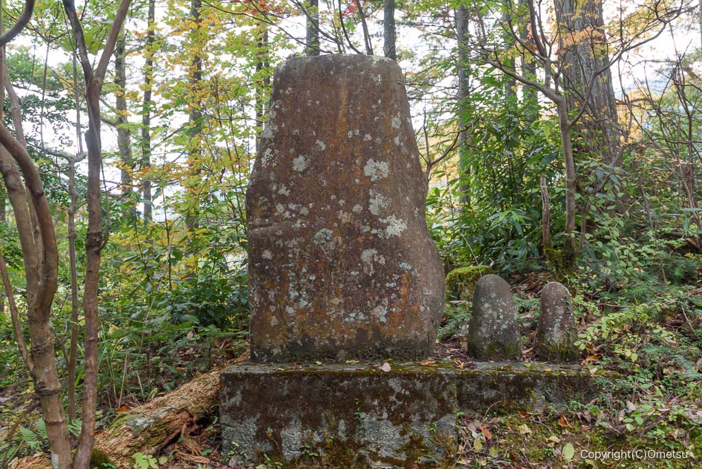 奥多摩・将門神社の、穴沢天神の奇石