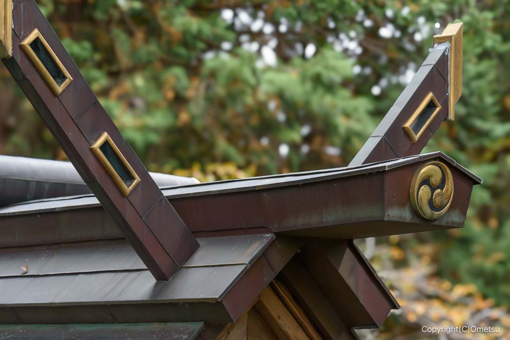 奥多摩・将門神社の、拝殿の三つ巴の家紋