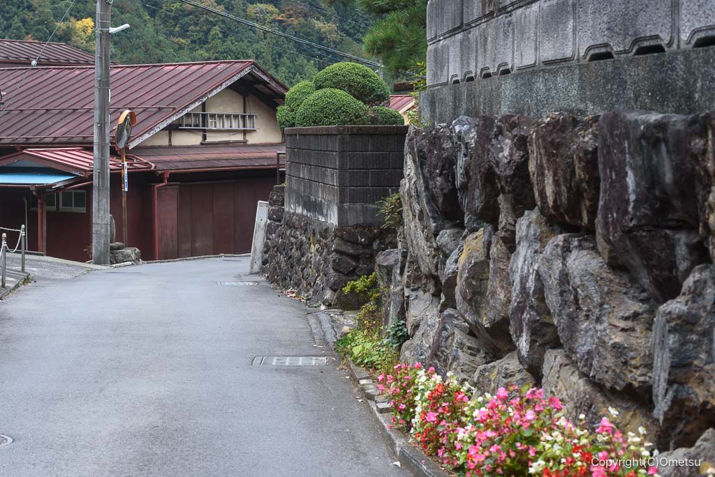 奥多摩・棚沢の、旧青梅街道の道