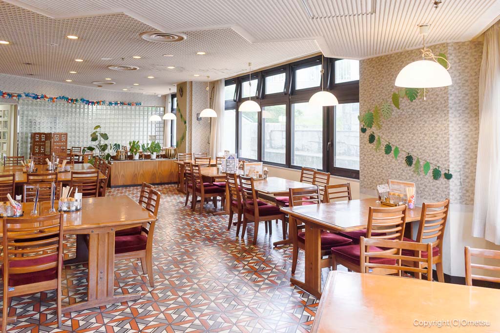 羽村「コミュニティレストランらるご」の店内