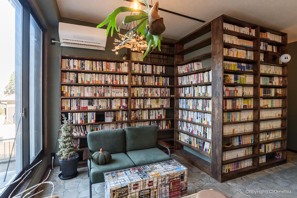 青梅市「まゆみの森カフェ」の本棚