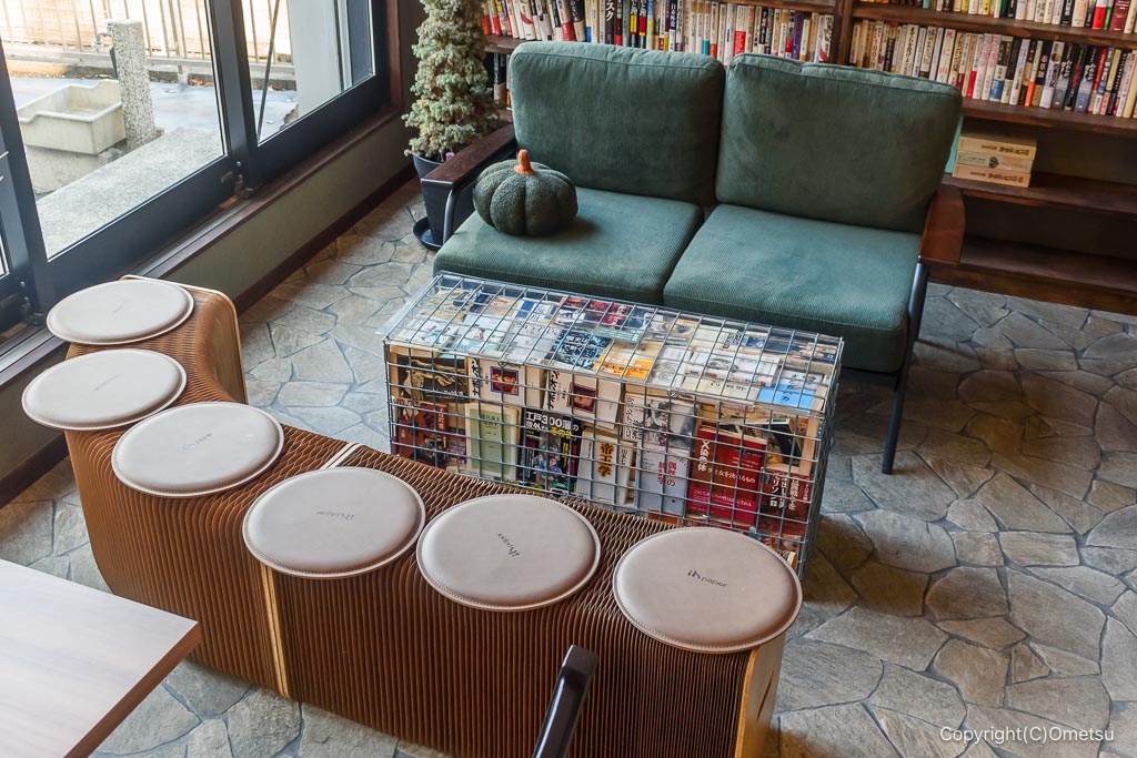 青梅市「まゆみの森カフェ」の、ソファー席