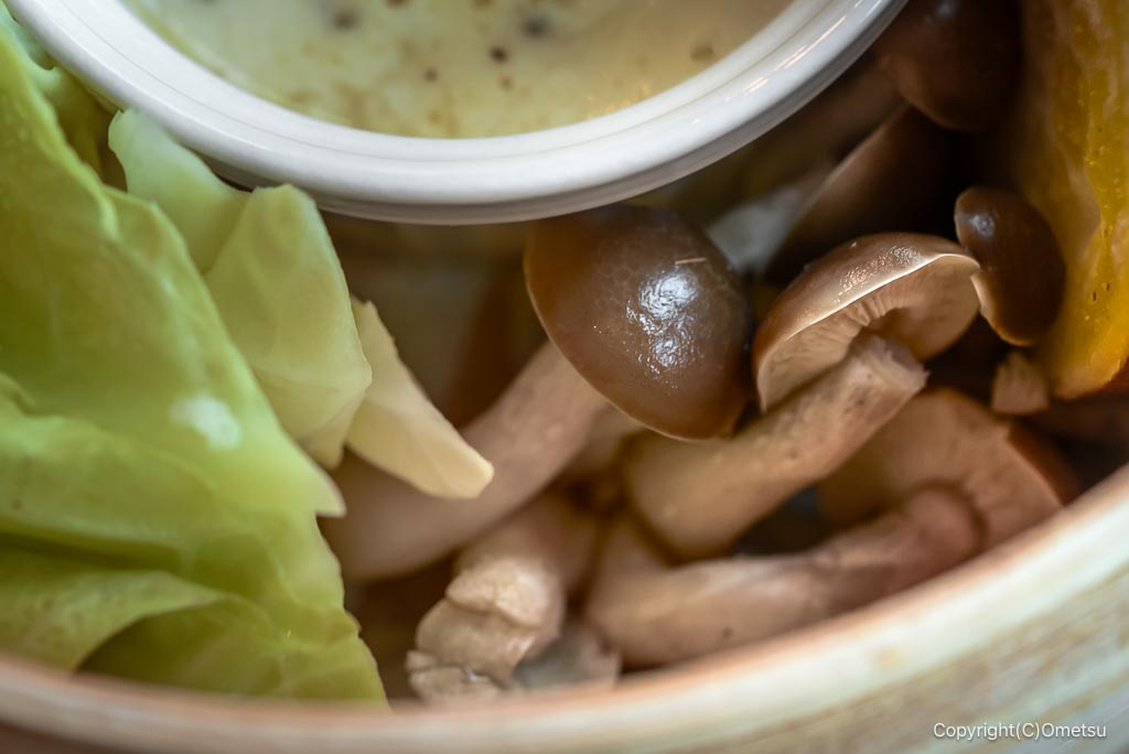 青梅市「まゆみの森カフェ」の、せいろ蒸しの、キノコ