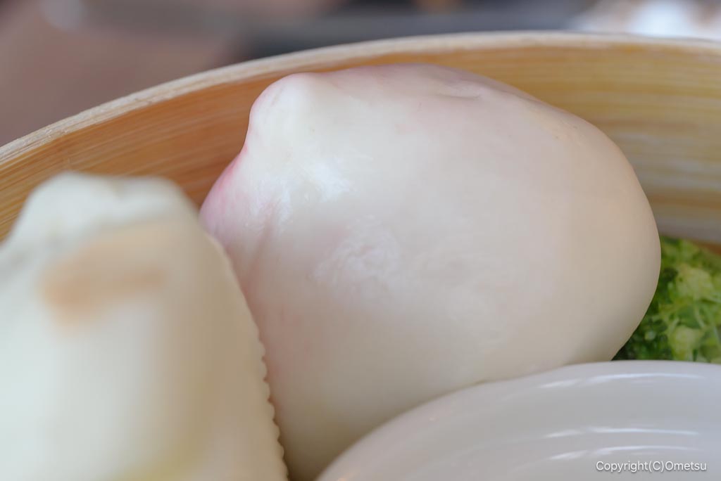 青梅市「まゆみの森カフェ」の、せいろ蒸しの、桃パン