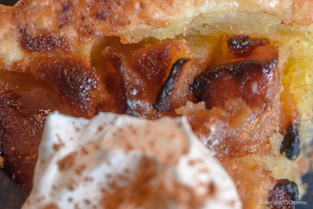 青梅市「まゆみの森カフェ」の、リンゴのケーキの、焼きリンゴ