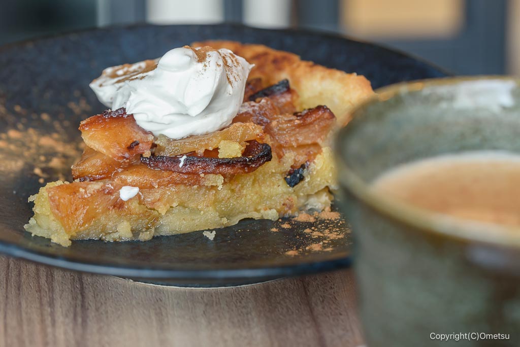 青梅市「まゆみの森カフェ」の、リンゴのケーキ