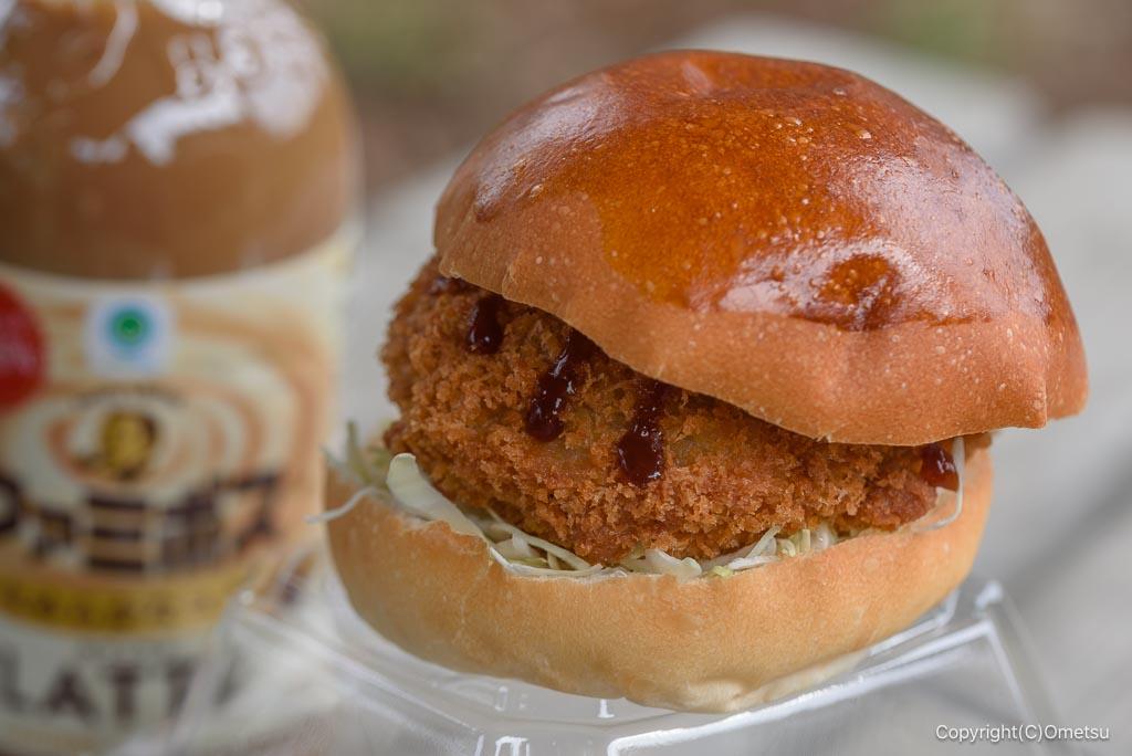 青梅・Days Breadのメンチカツバーガー