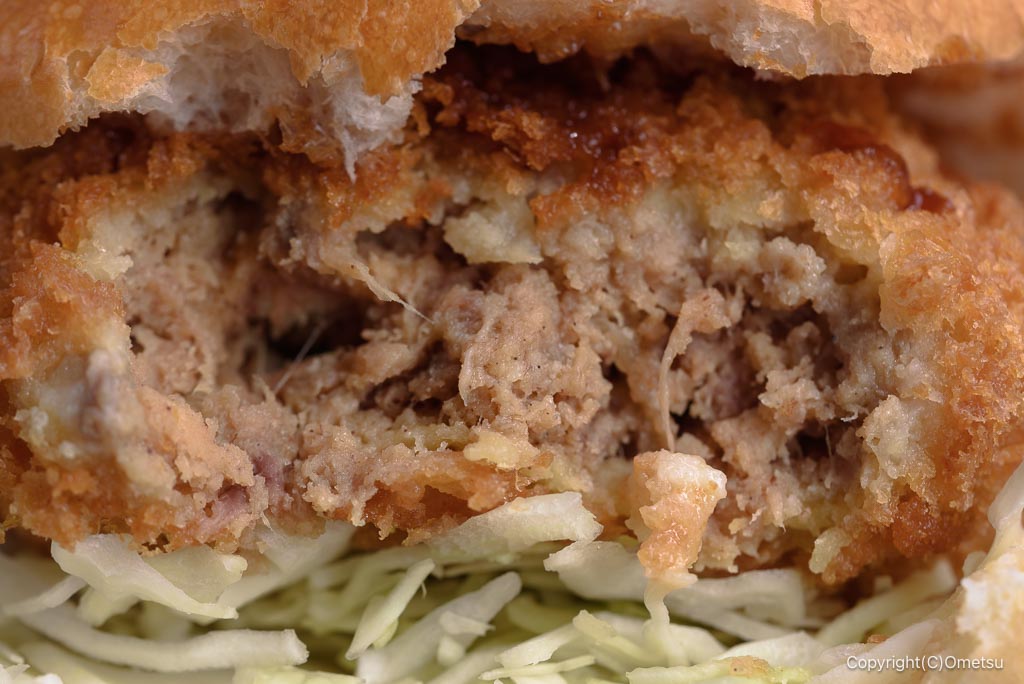 青梅・Days Breadのメンチカツバーガーの肉