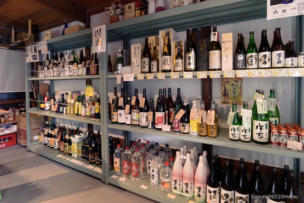 青梅市・日向和田、ホウライヤの酒コーナー