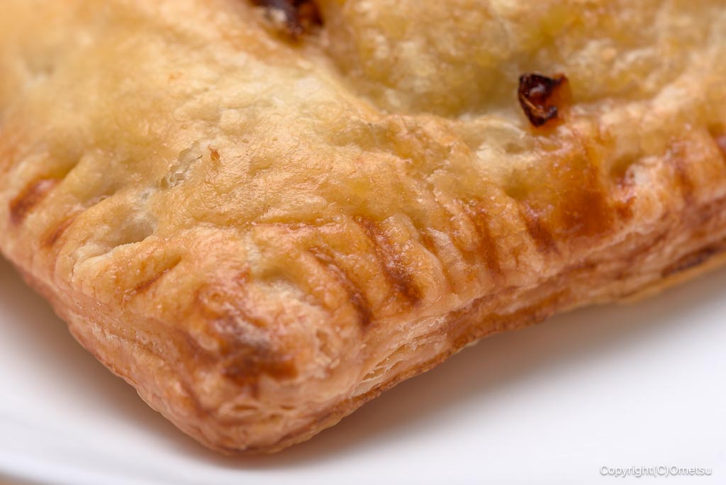 「純生食パン工房 HARE/PAN 青梅店」の、ミートパイの生地