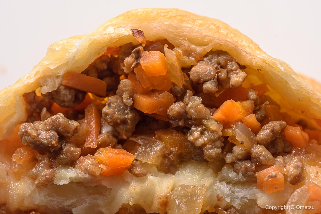 「純生食パン工房 HARE/PAN 青梅店」の、ミートパイの肉と野菜