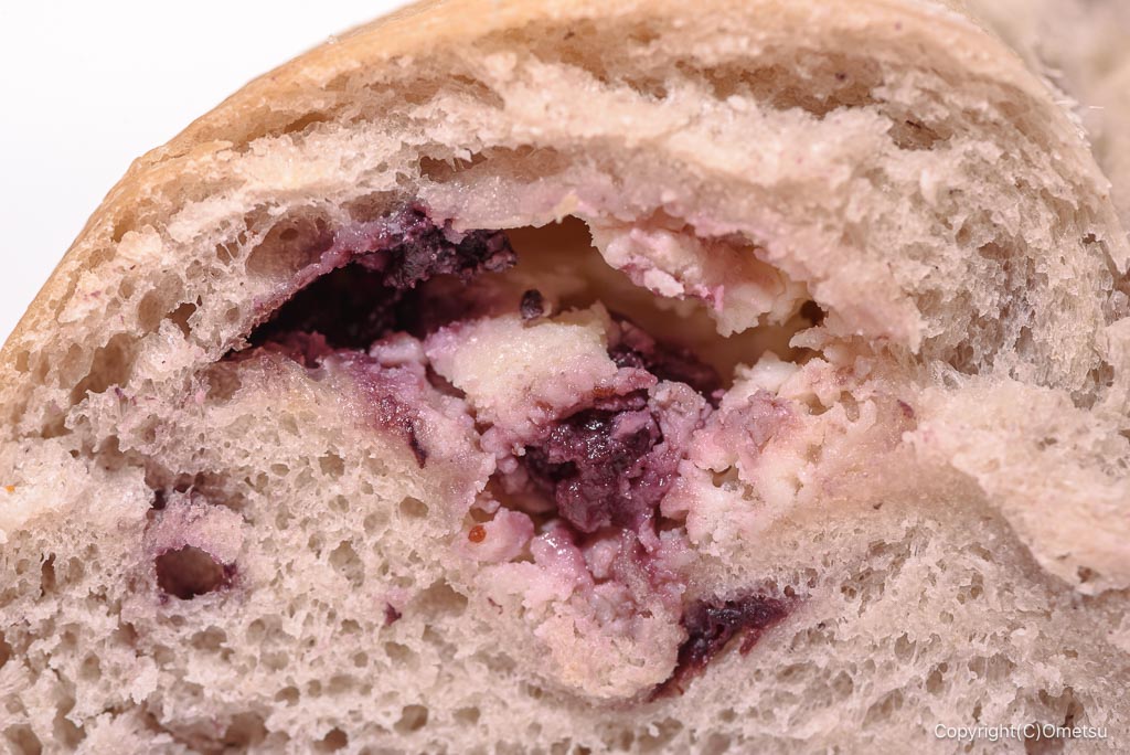 「純生食パン工房 HARE/PAN 青梅店」の、ブルーベリークリームベーグル