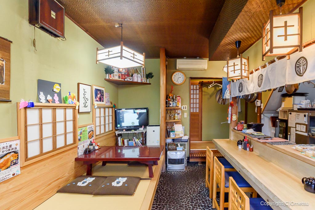 羽村「とんかつ ちがさき」の店内