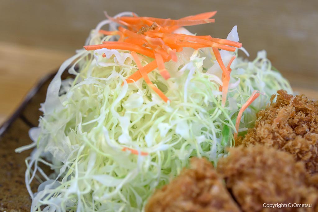 羽村「とんかつ ちがさき」の、キャベツ