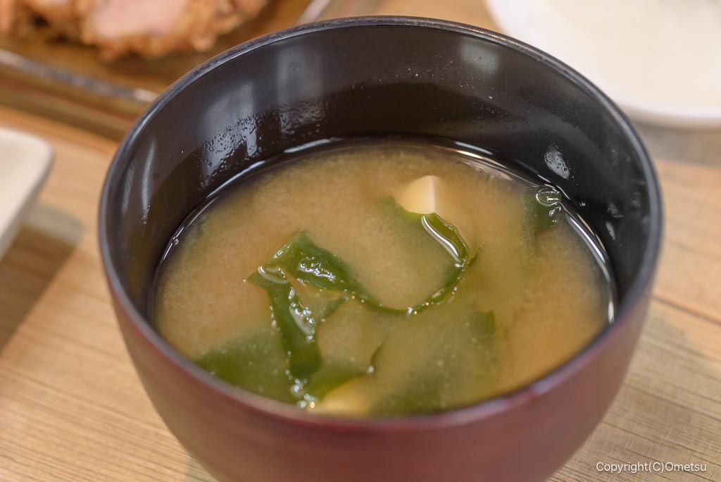 羽村「とんかつ ちがさき」の、味噌汁